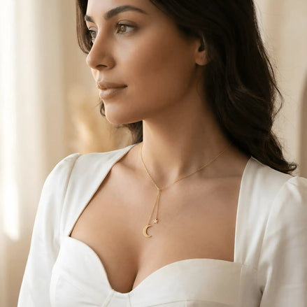 Colier lariat aur 14K lună și stea purtat de damă peste rochie albă cu decolteu sweetheart