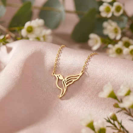 Colier aur 14K cu pandantiv pasăre colibri în zbor, aripi cu pene decupate fin
