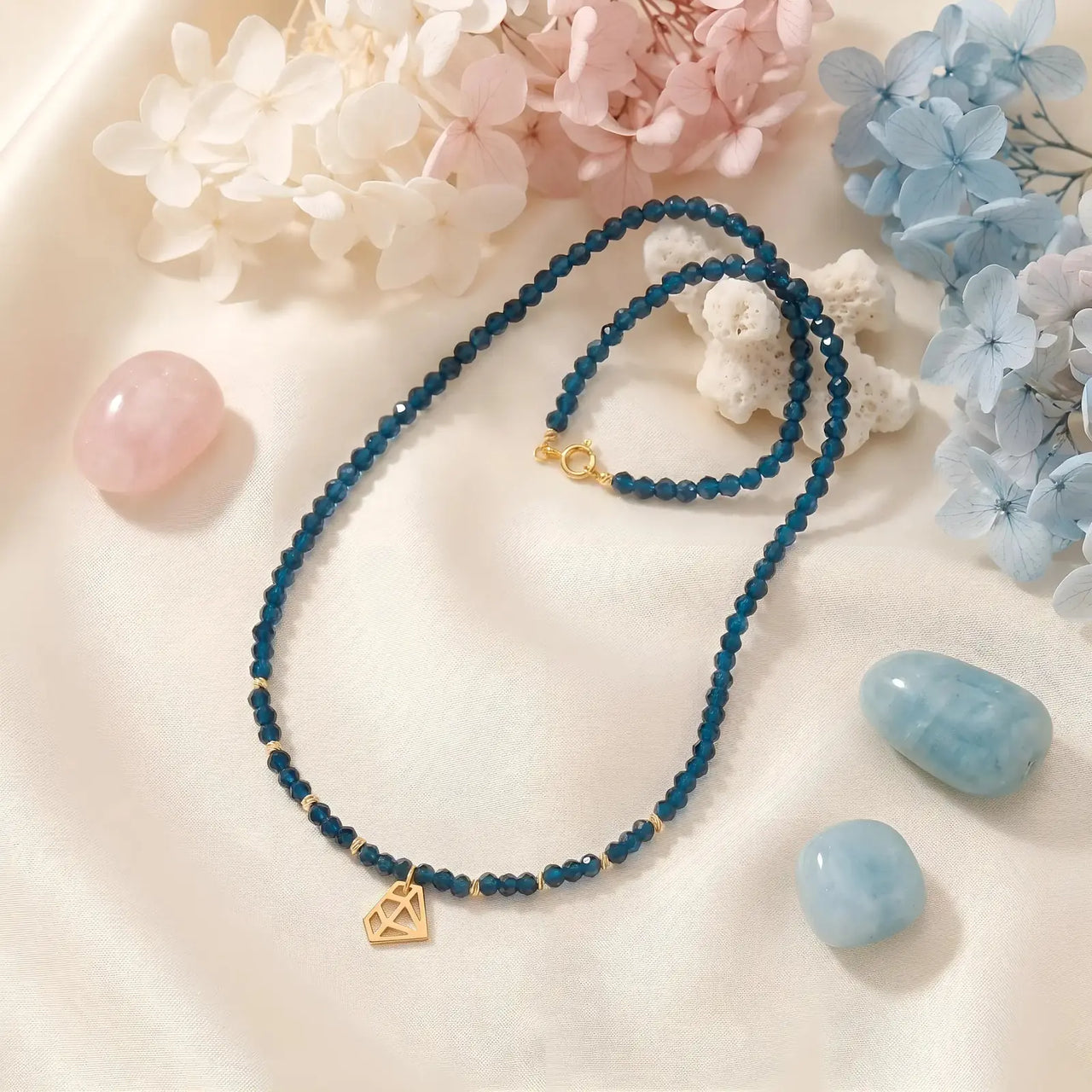 Colier choker aur 14k cu pandantiv diamant stilizat, cristale fațetate și bile de aur, lucrat manual