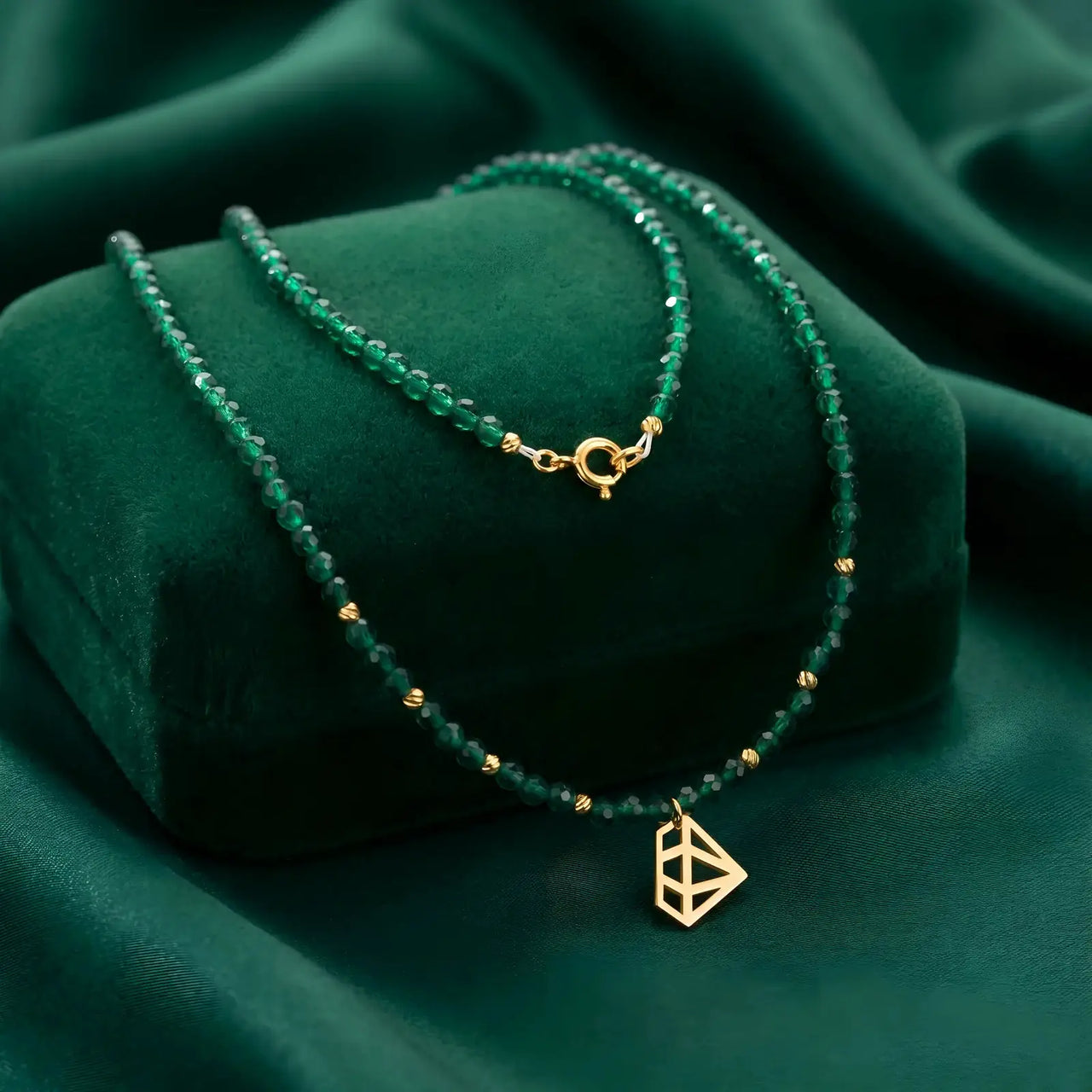 Colier choker aur 14k cu pandantiv diamant stilizat, cristale fațetate și bile de aur, lucrat manual