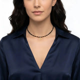 Colier choker cu pandantiv diamant din aur 14k și cristale fațetate, purtat la gât