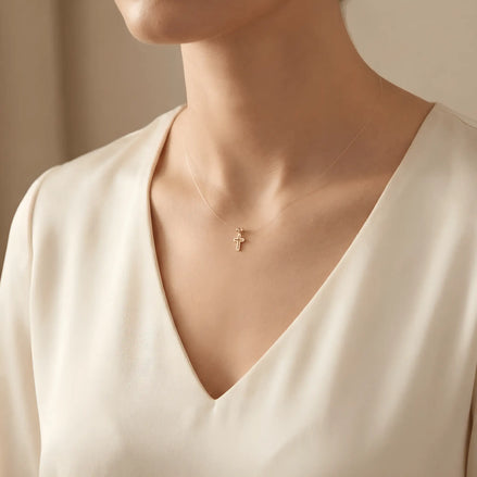 Colier Aur 14K Cruce pe Fir Transparent – Model Floating