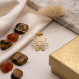 Colier aur 14K cu floare margaretă decupată 7 petale pe fir transparent — model floating