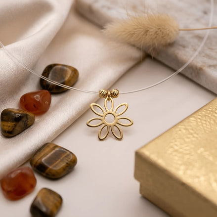 Colier aur 14K cu floare margaretă decupată 7 petale pe fir transparent — model floating