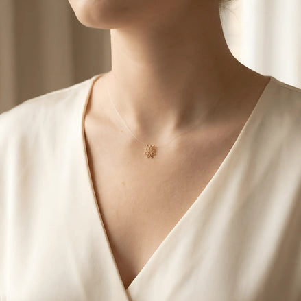 Colier aur 14K floare floating purtat pe gât cu top deschis