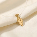Colier Aur 14K cu Pandantiv Frunză pe Fir Transparent – Model Floating