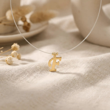 Colier aur 14K cu inițiala litera F serif pe fir transparent — model floating personalizat