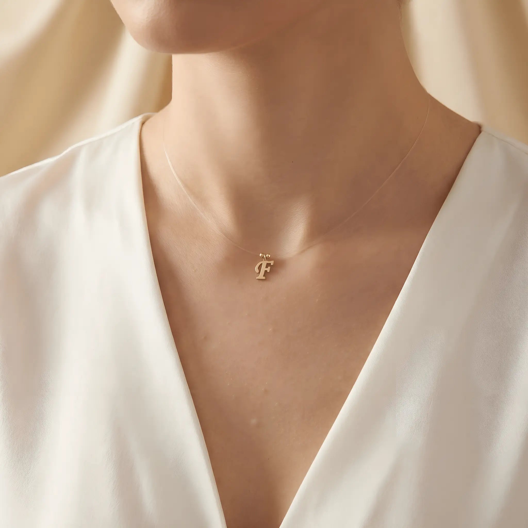 Colier aur 14K litera F detaliu pandantiv