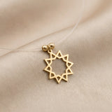 Colier aur 14K cu soare geometric 11 raze decupat pe fir transparent — floating