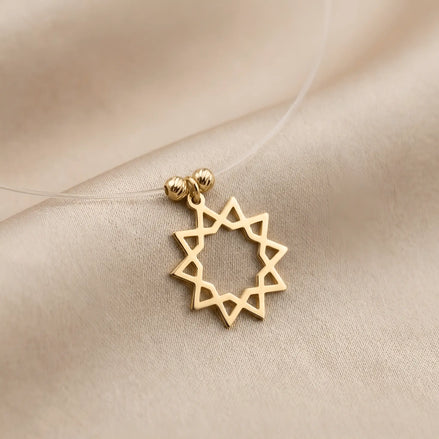 Colier aur 14K cu soare geometric 11 raze decupat pe fir transparent — floating