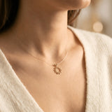 Colier aur 14K soare geometric floating purtat pe gât
