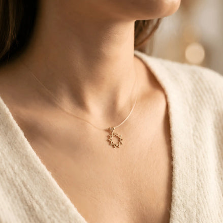 Colier aur 14K soare geometric floating purtat pe gât