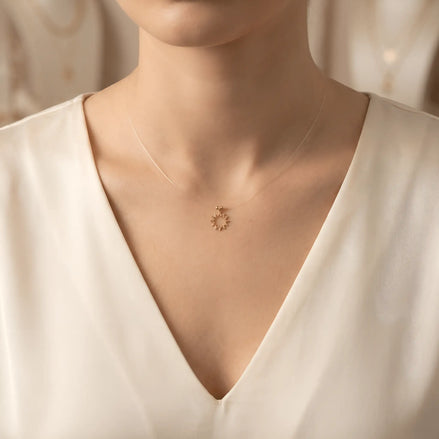 Colier Aur 14K Soare Geometric "Sharp" pe Fir Transparent – Model Floating