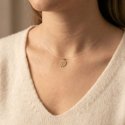 Colier Aur 14K Soare "Sleepy Sun" pe Fir Transparent – Model Floating