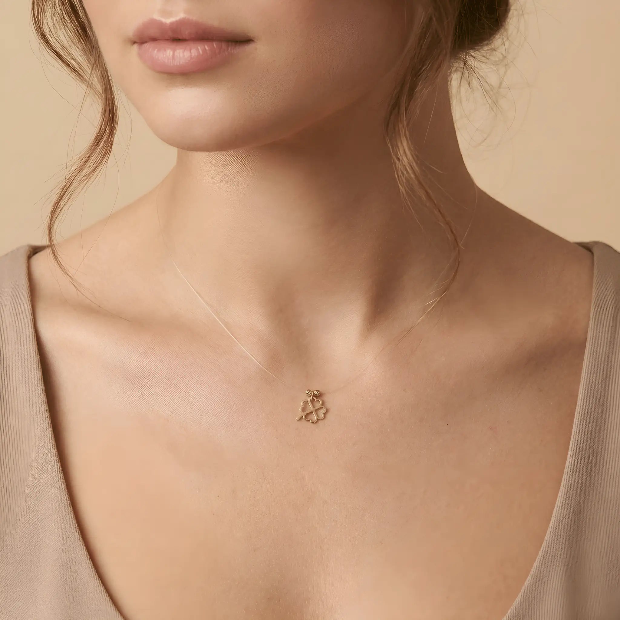 Colier Aur 14K cu Trifoi cu Patru Foi pe Fir Transparent – Model Floating