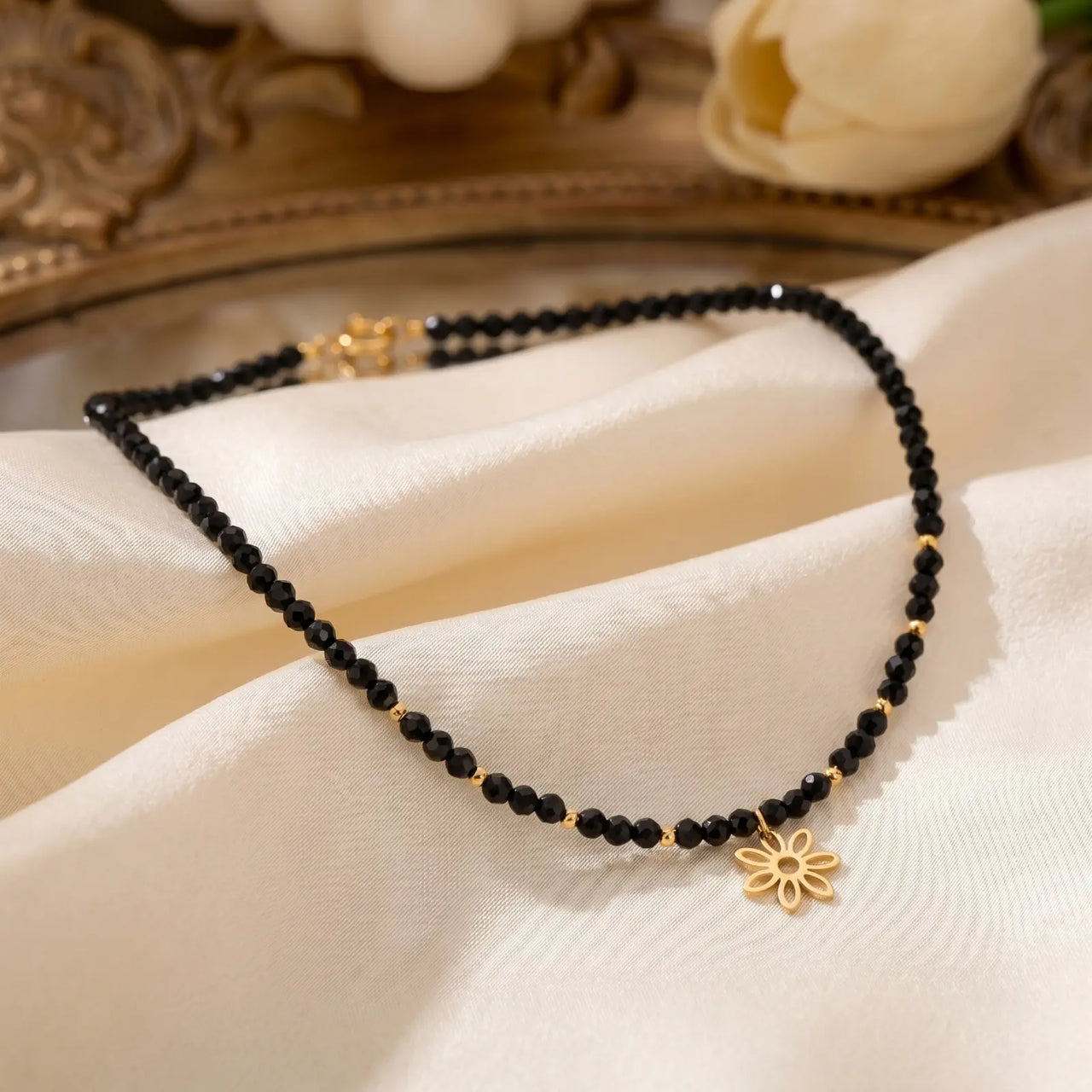 Colier choker aur 14k cu cristale negre fațetate, bile de aur și pandantiv floare, lucrat manual