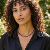 Colier choker cu cristale violet și pandantiv floare din aur 14k, purtat la gât