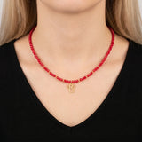 Colier choker cu cristale roșii și pandantiv îngeraș din aur 14k, purtat la gât