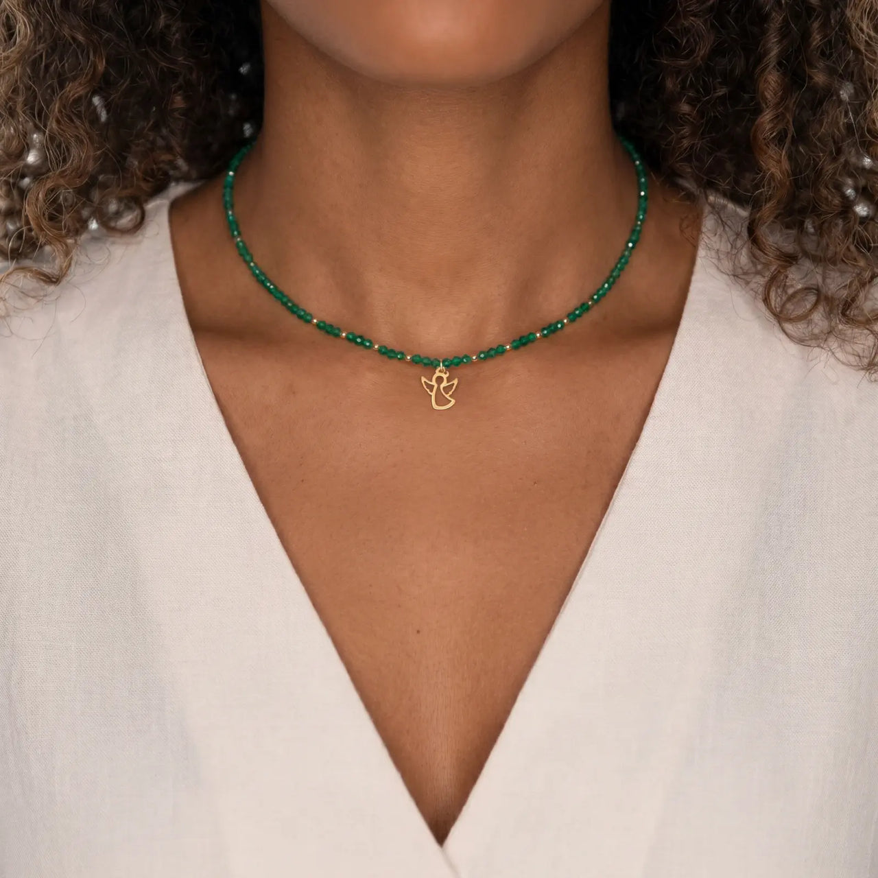 Colier choker cu cristale verzi și pandantiv îngeraș din aur 14k, purtat la gât