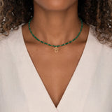Colier choker cu cristale verzi și pandantiv îngeraș din aur 14k, purtat la gât