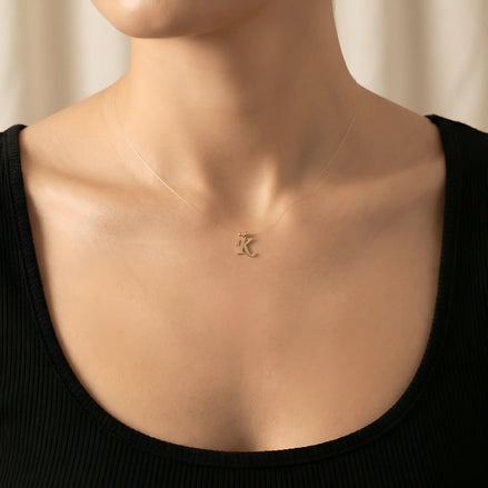 Colier aur 14K litera K — purtat pe decolteu rotund tank-top negru ribbat, efect floating