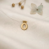 Colier aur 14K cu pandantiv litera O oval pe fir transparent — model floating