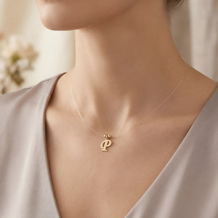 Colier aur 14K litera P — purtat pe decolteu satinat taupe, efect floating