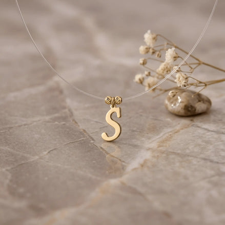 Colier aur 14K cu pandantiv litera S sans-serif pe fir transparent — model floating