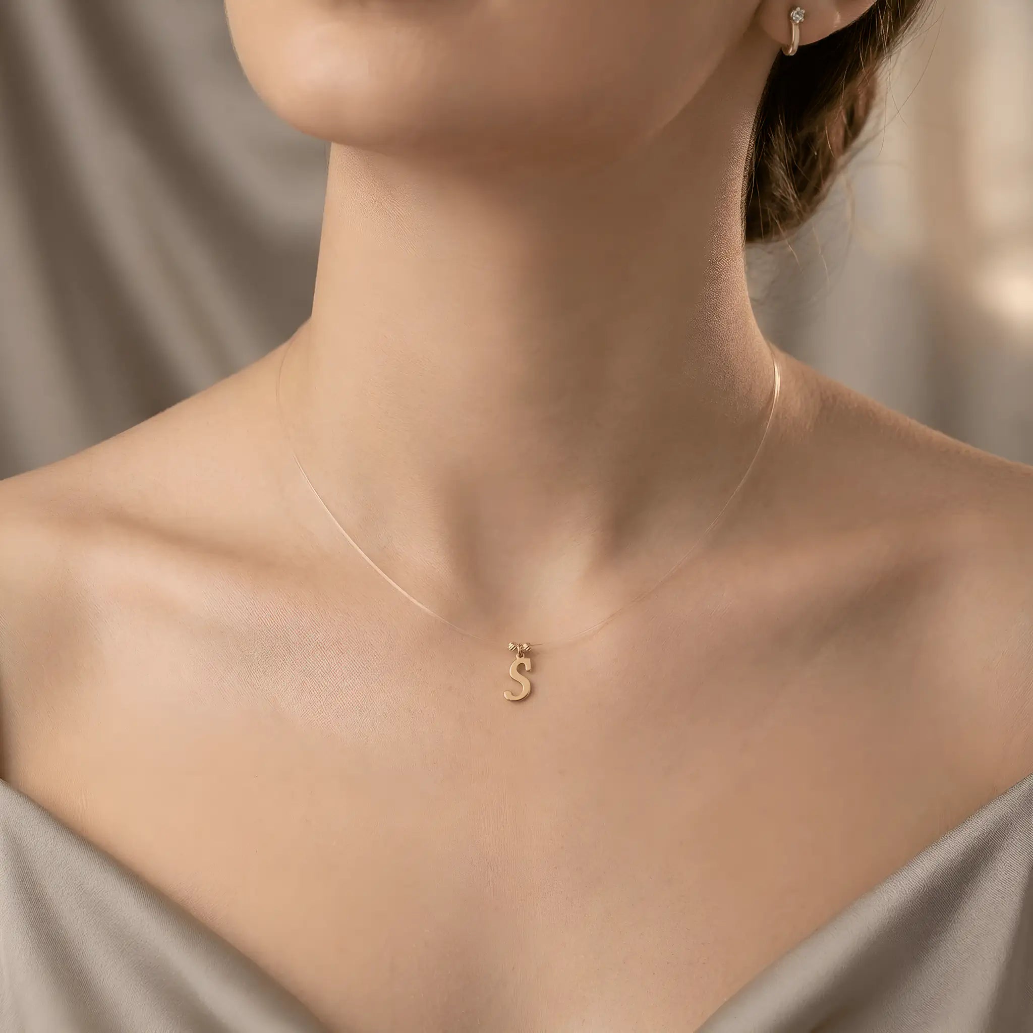 Colier aur 14K litera S — purtat pe gât, efect floating pe pielea modelei