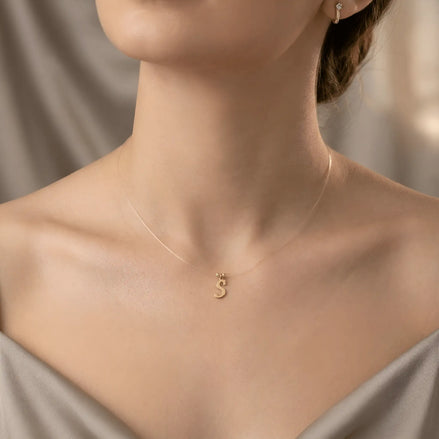 Colier aur 14K litera S — purtat pe gât, efect floating pe pielea modelei
