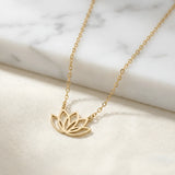 Colier aur galben 14K cu pandantiv lotus deschis cu cinci petale conturate, lanț subțire anchor pe marmură albă cu textil crem