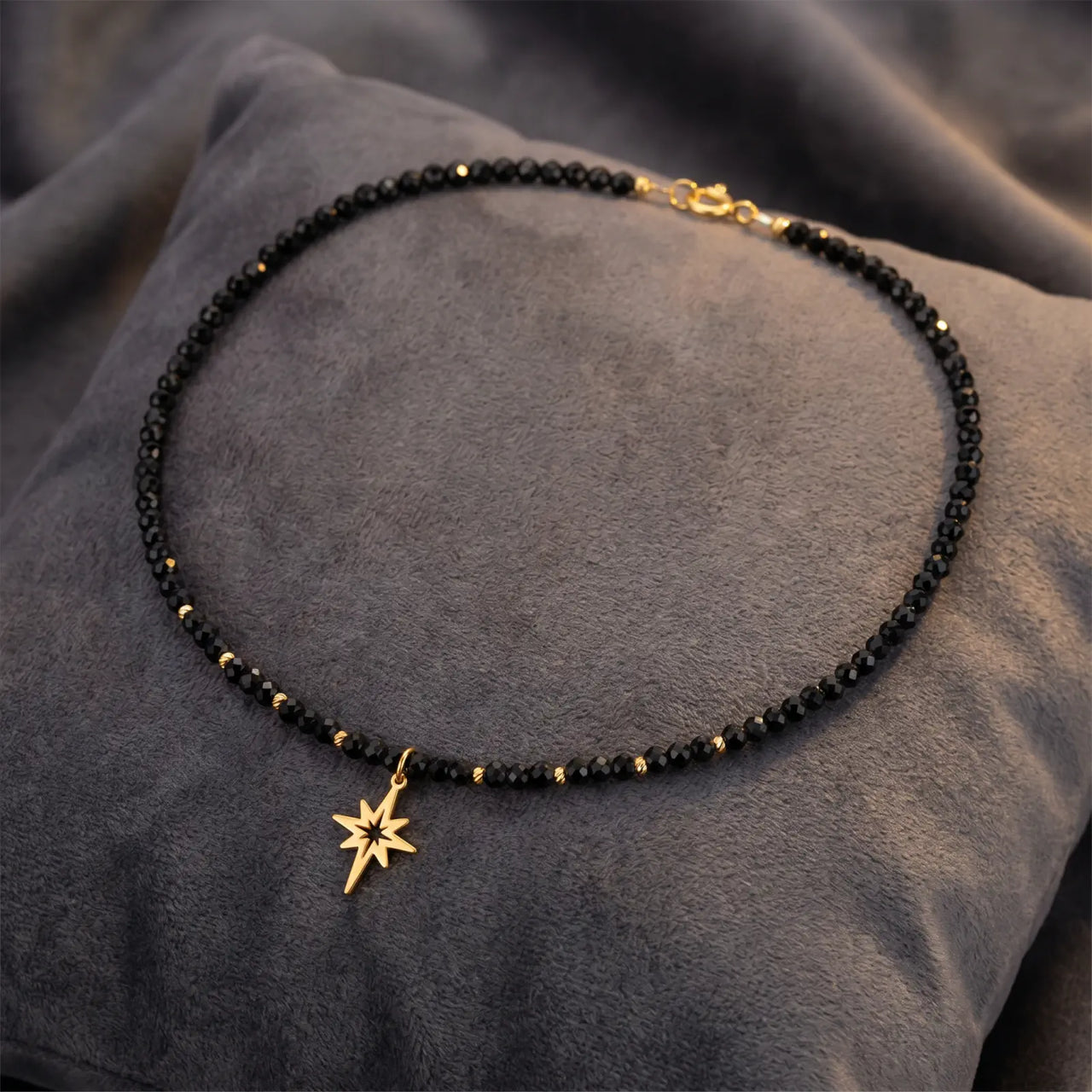Colier choker aur 14k cu cristale negre fațetate, bile de aur și pandantiv Steaua Nordului, lucrat manual