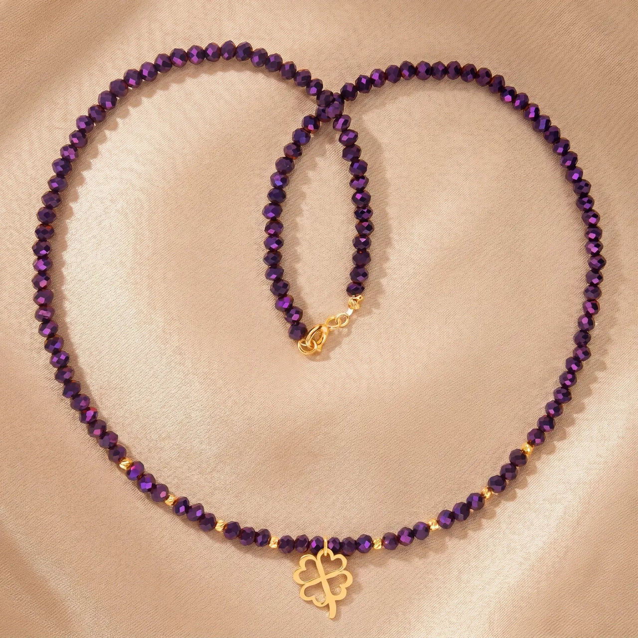 Colier choker aur 14k cu cristale violet fațetate, bile de aur și pandantiv trifoi cu patru foi, lucrat manual