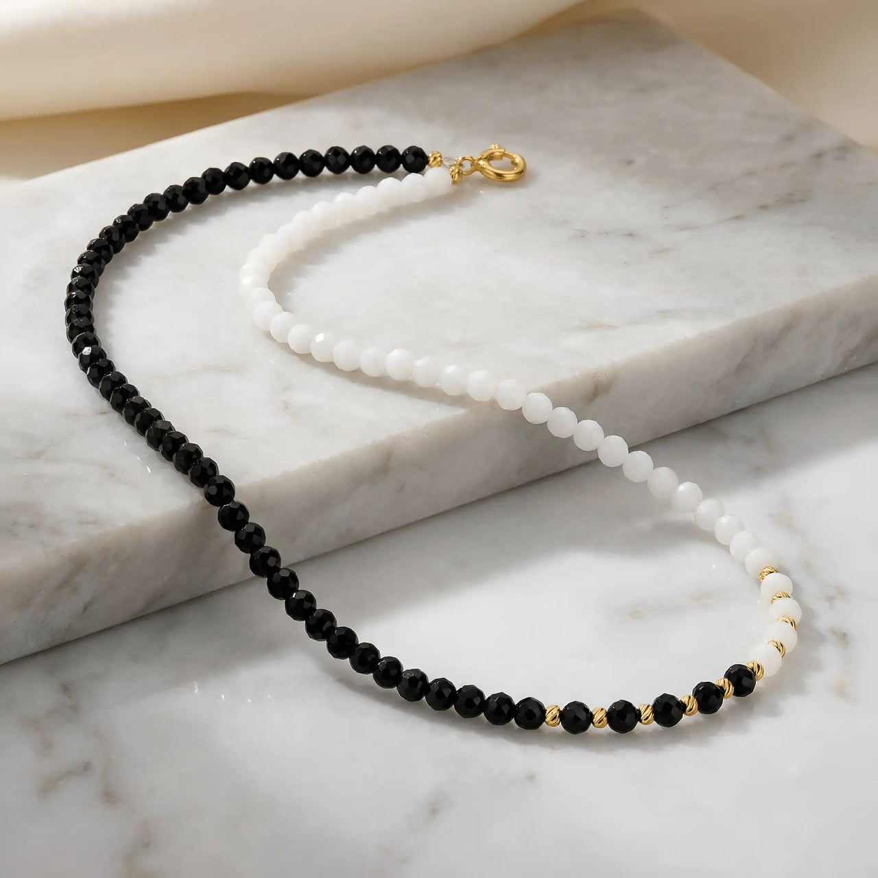 Colier choker aur 14K Yin Yang cu mărgele albe și negre fațetate și bile aur