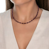 Colier aur 14K cu cristale mov-purpuriu purtat pe gât, lungime choker peste decolteu V