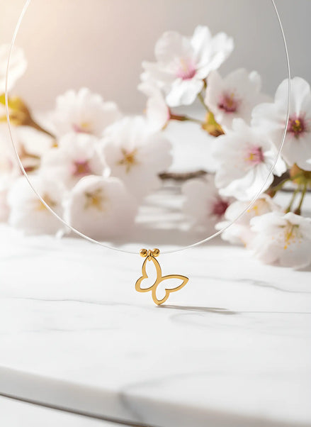 Colier aur 14K cu fluture decupat outline pe fir transparent — model floating minimalist