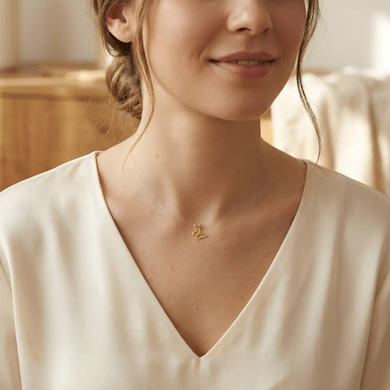 Colier aur 14K fluture floating purtat pe gât cu top alb V-neck