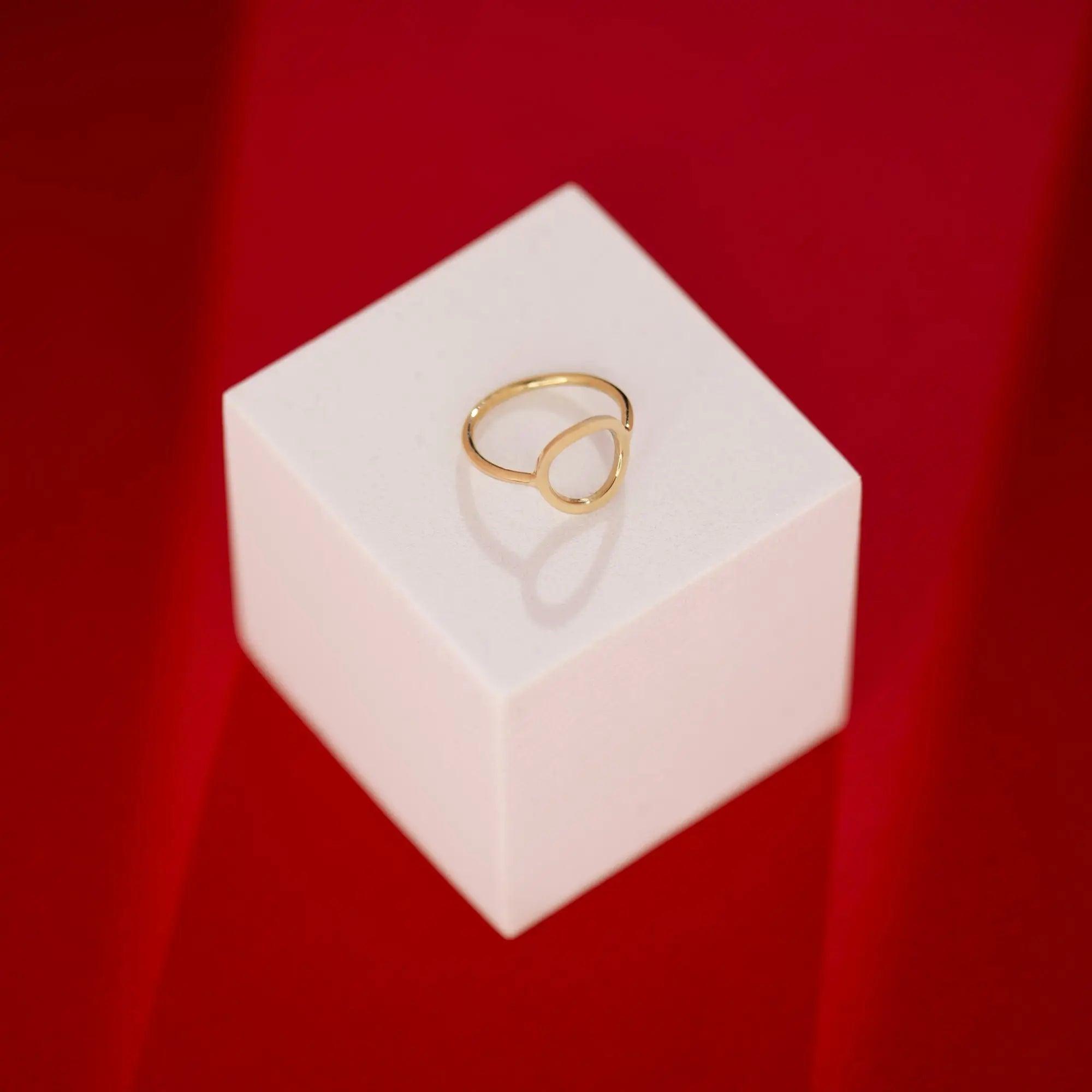 Inel aur 14K cu cerc gol decorativ central — detaliu sudură verigă