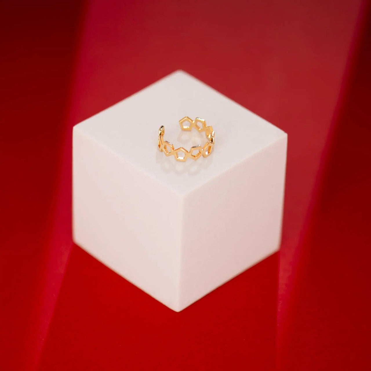 Inel aur 14K reglabil cu hexagoane decupate — detaliu pattern