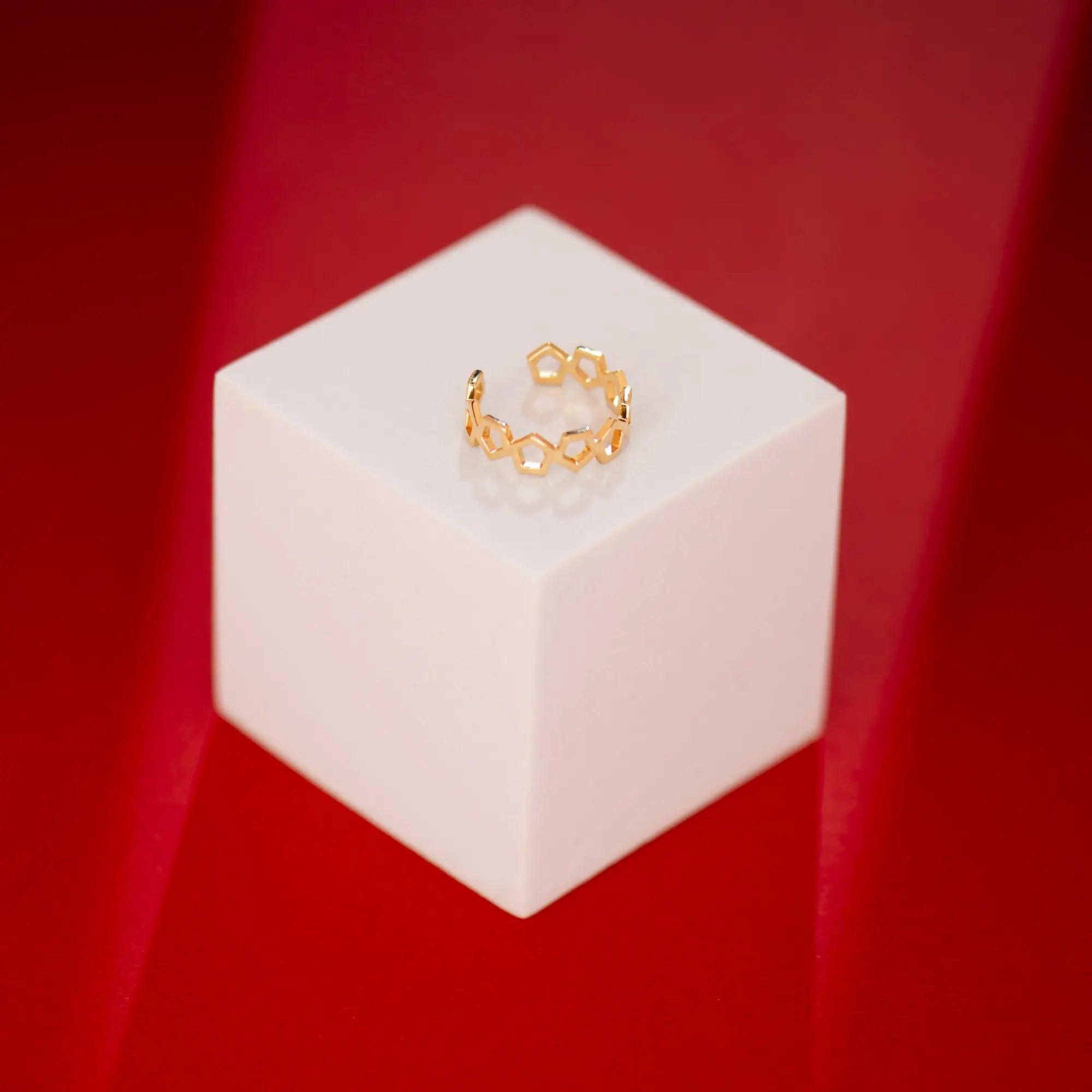 Inel aur 14K reglabil cu hexagoane decupate — detaliu pattern