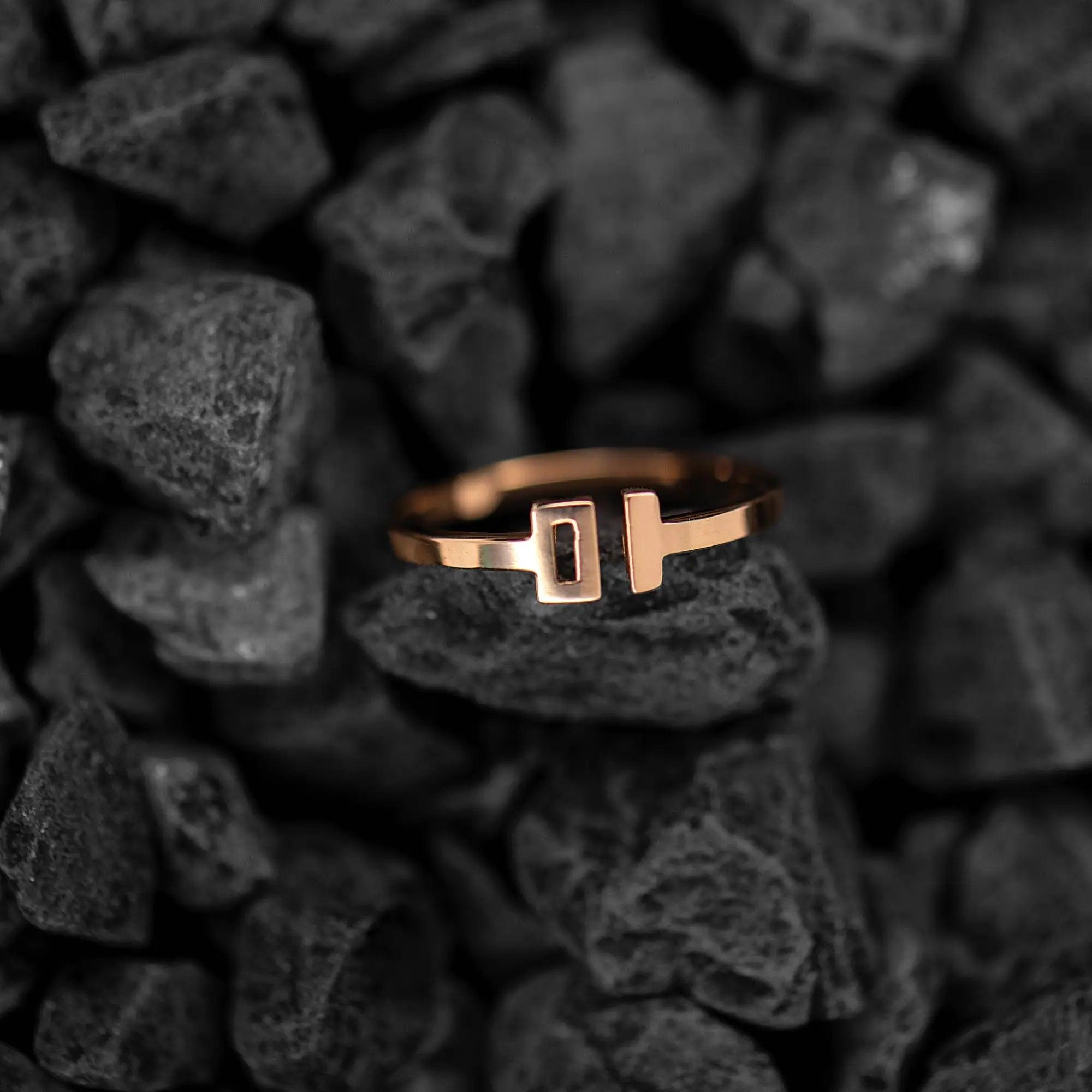 Inel aur 14K geometric asimetric — vedere laterală reglabilă