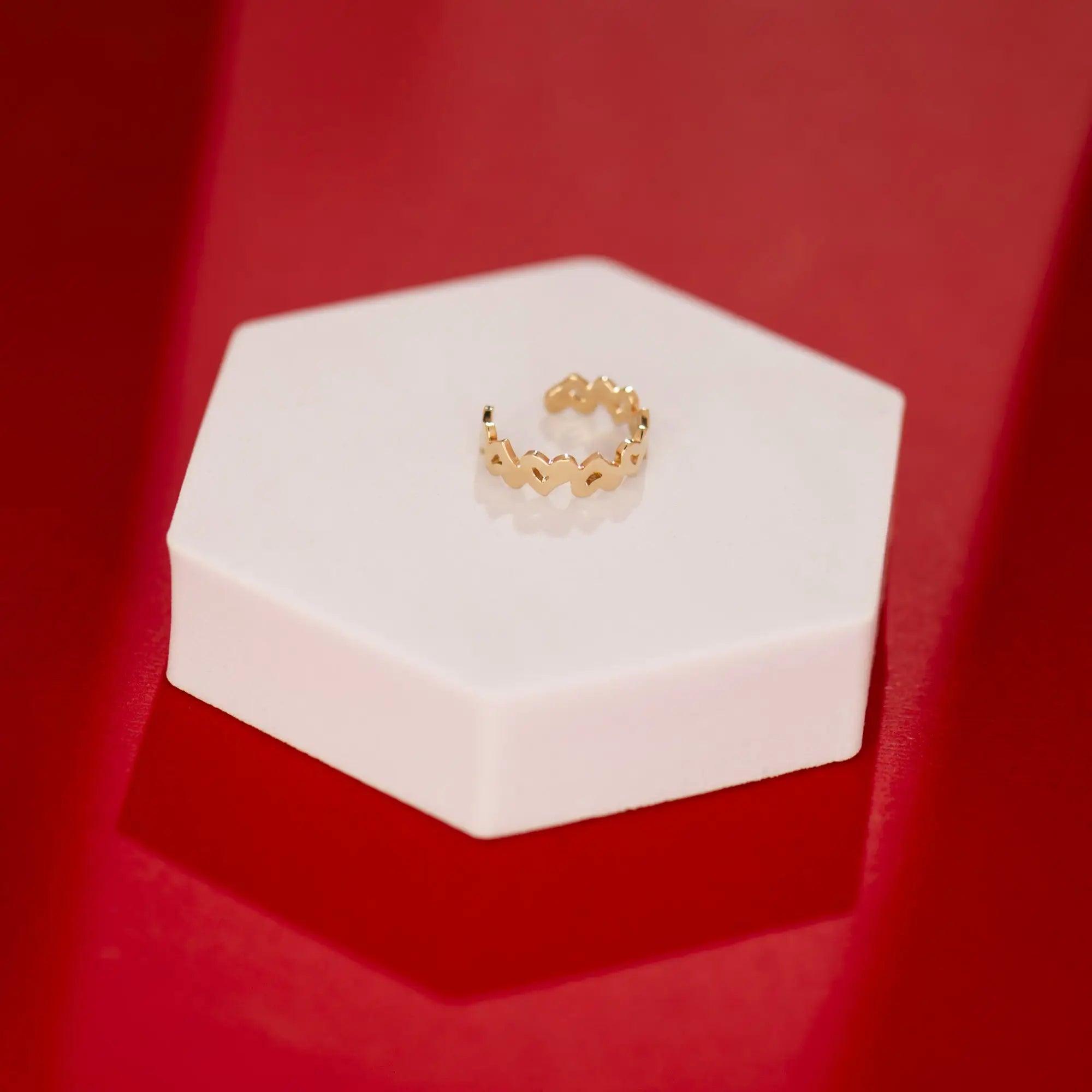 Inel aur 14K reglabil cu inimi — detaliu pattern decupat