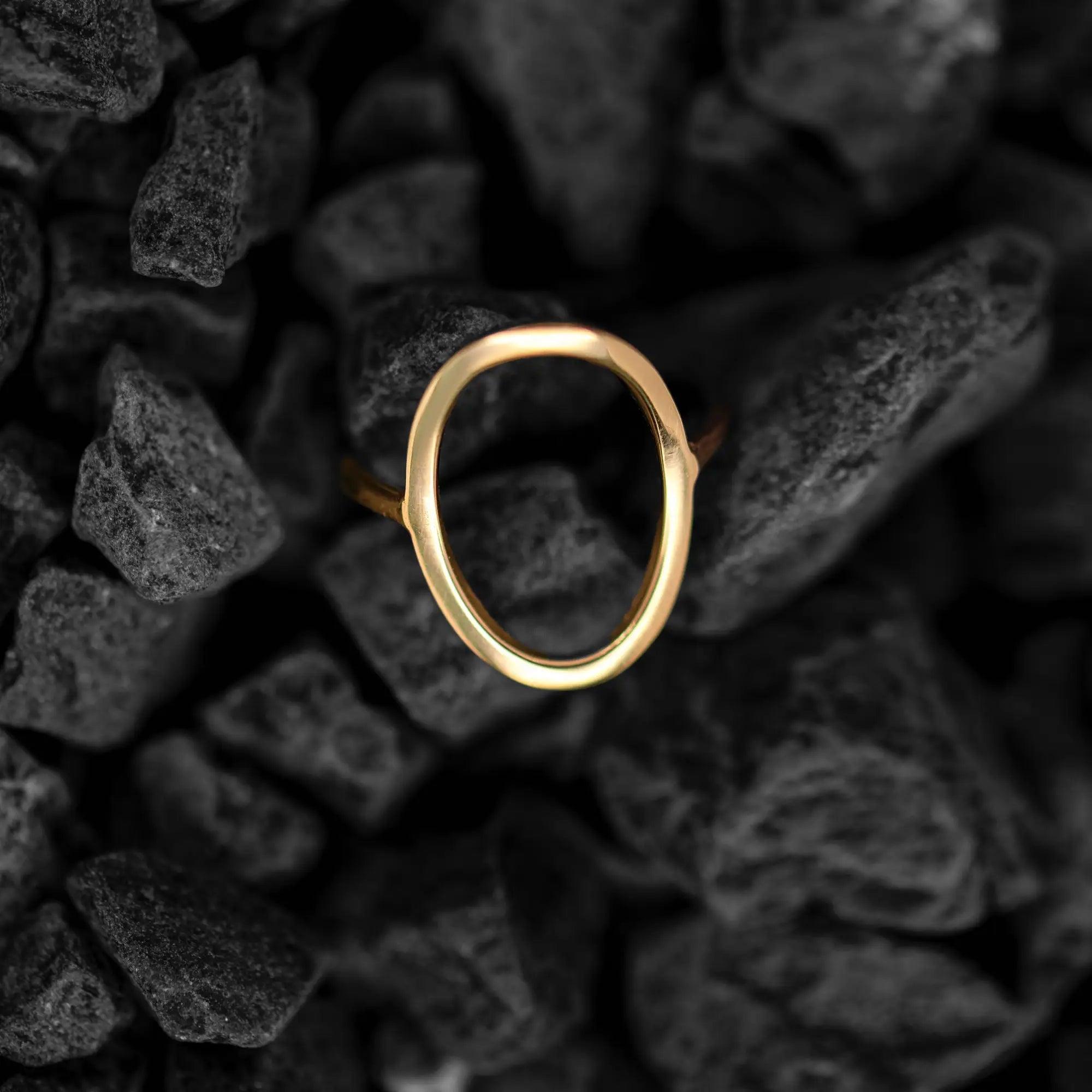 Inel aur 14K cu oval decupat — vedere laterală design minimalist statement