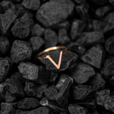 Inel aur 14K cu litera V — vedere laterală design minimalist