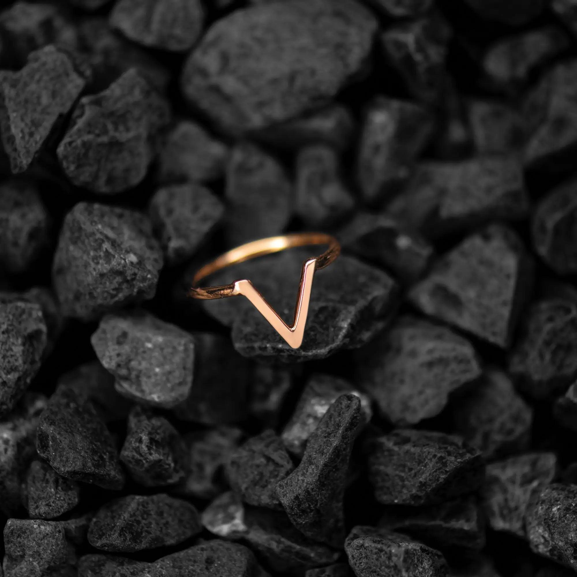 Inel aur 14K cu litera V — vedere laterală design minimalist