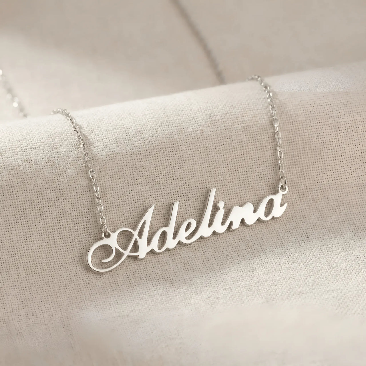 Lănțișor argint 925 rodiat numele Adelina pandantiv decupat 42x10 mm font cursiv inițiala A cu buclă, lanț anchor 46 cm