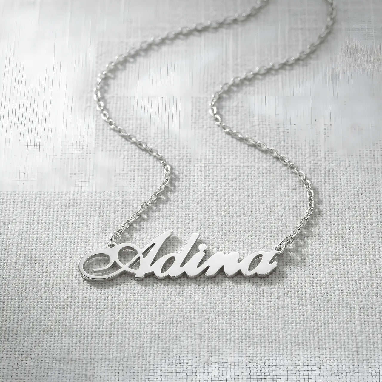 Lănțișor argint 925 rodiat personalizat numele Adina decupat scriere cursivă cu coadă caligrafică, lanț subțire