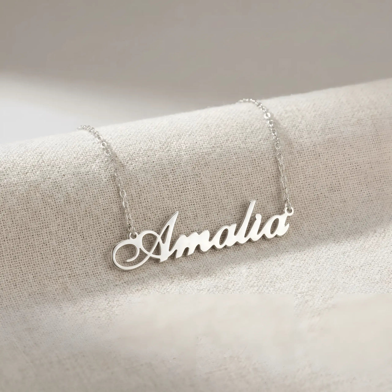Lănțișor argint 925 rodiat numele Amalia pandantiv decupat 38x10 mm font cursiv inițiala A cu buclă, lanț anchor 46 cm
