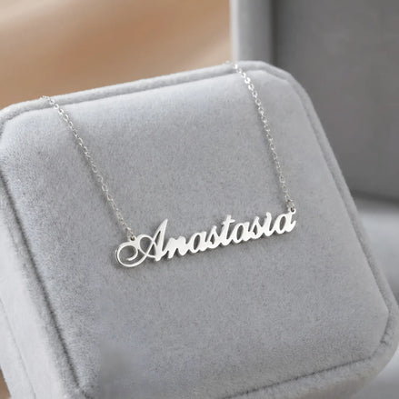 Lănțișor argint 925 rodiat cu numele Anastasia, pandantiv decupat 48.5x10 mm font cursiv inițiala A cu buclă jos-stânga, lanț anchor 46 cm pe cutie velvet gri pătrată