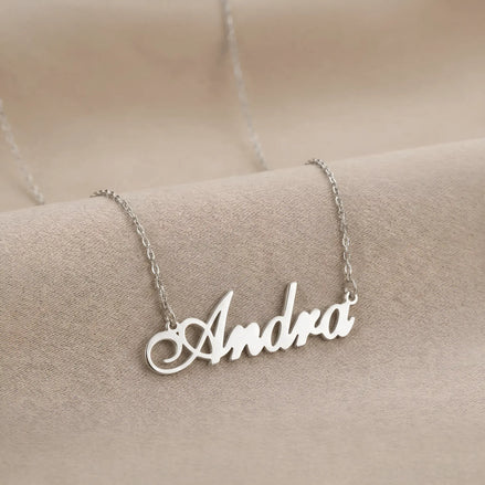 Lănțișor argint 925 rodiat personalizat cu numele Andra decupat în scriere cursivă elegantă pe lanț subțire alb-platinat, ambianță textilă caldă